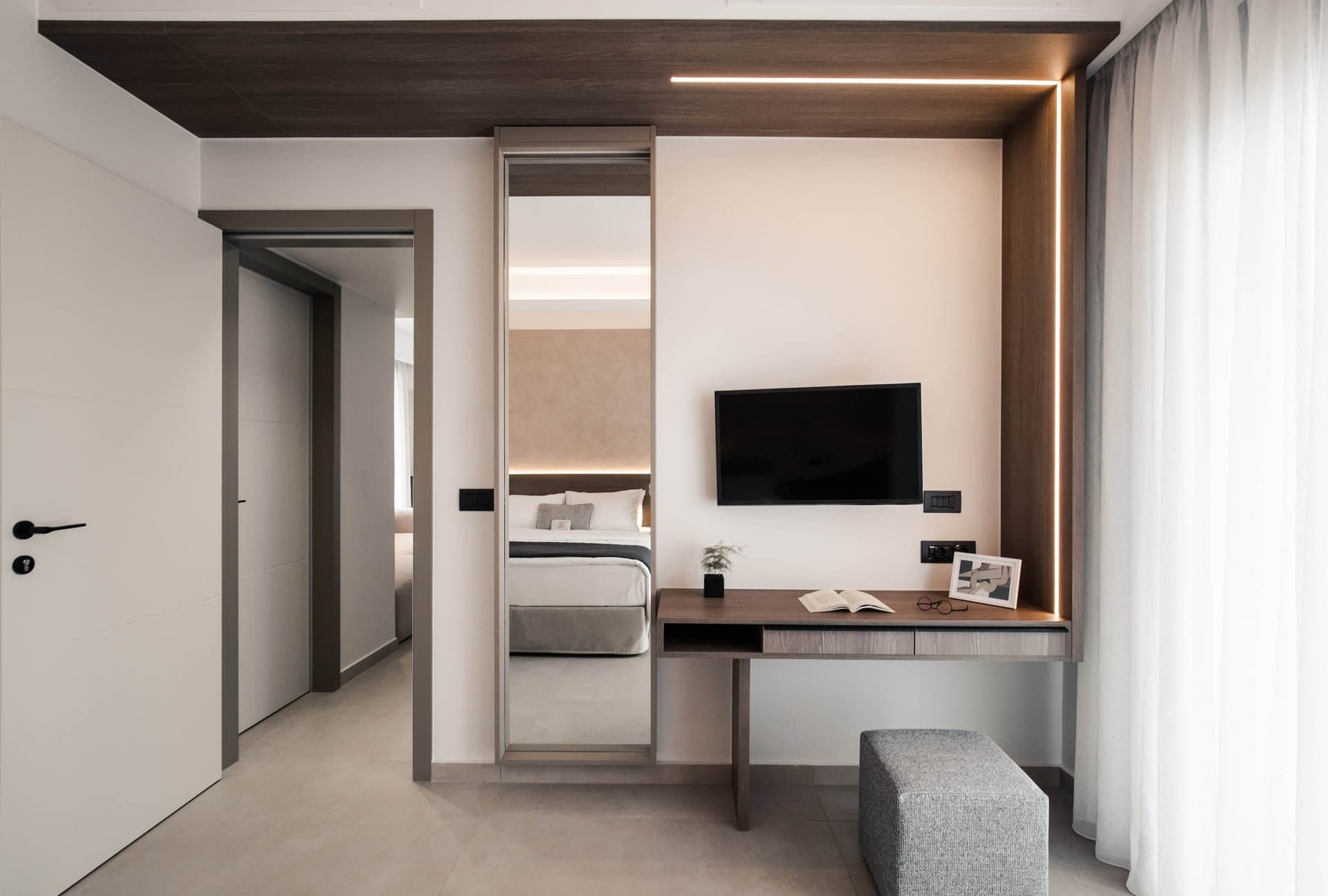 Superior Suite with City & Mountain View - 4