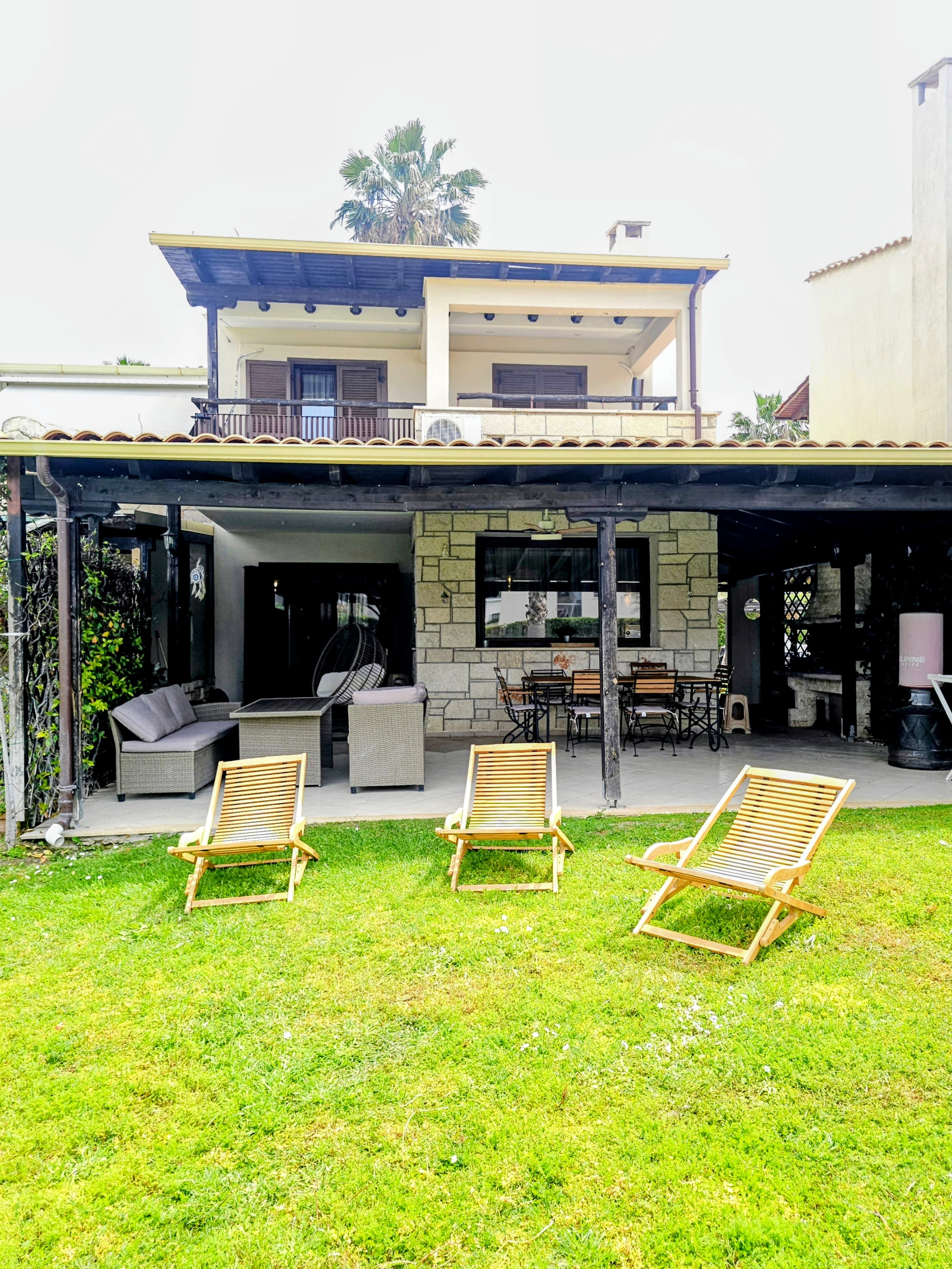 3 Bedroom Villa with Shared Pool, Garden and Private Parking near the Beach