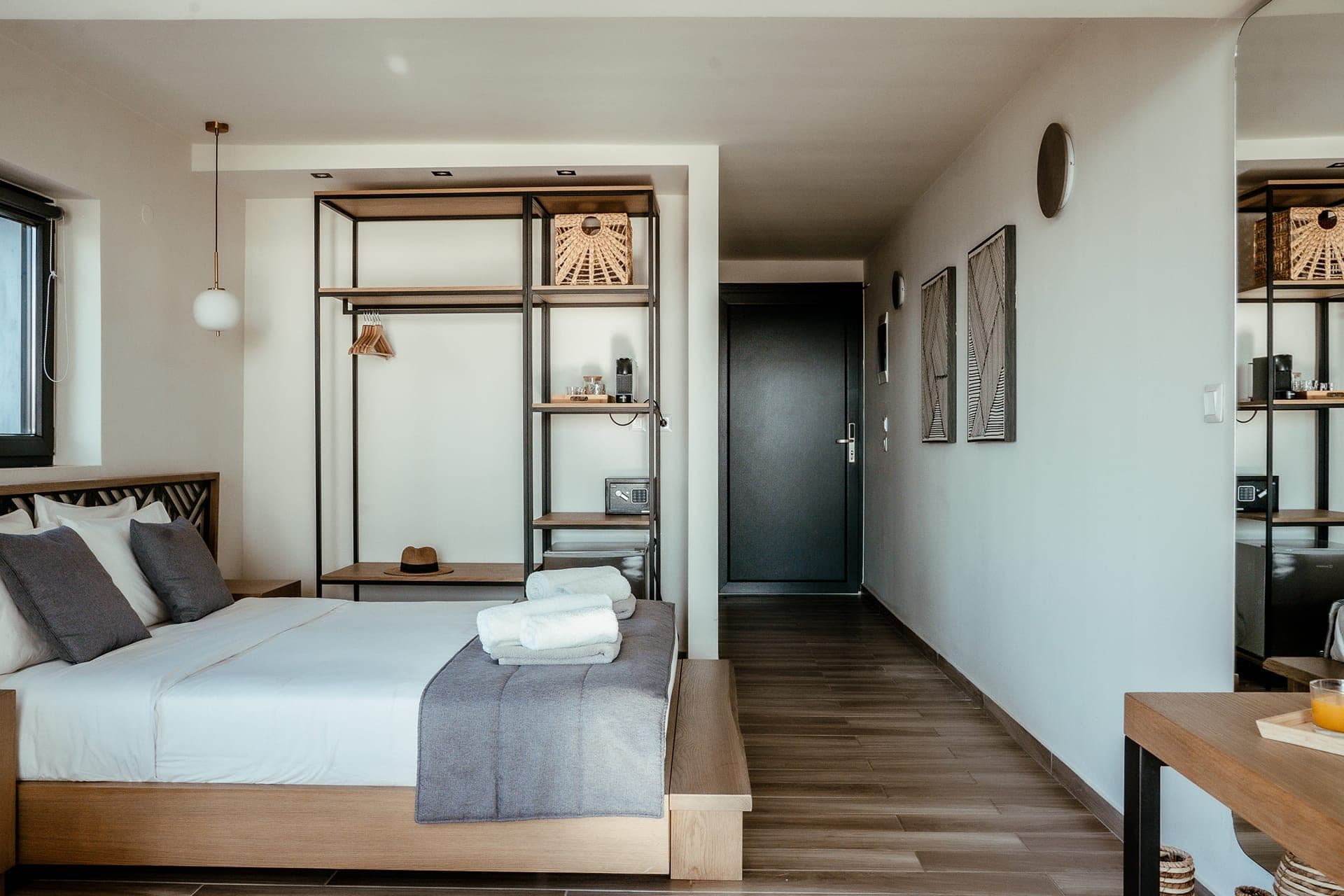 Elegant Suite with Sea View and Hot Tub - 3