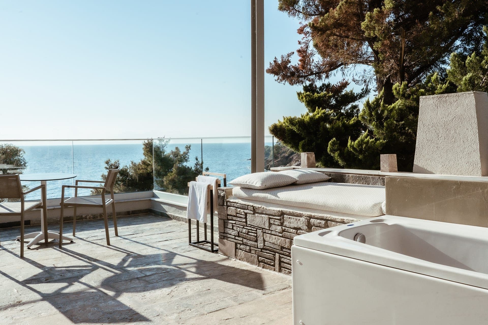 Elegant Suite with Sea View and Hot Tub