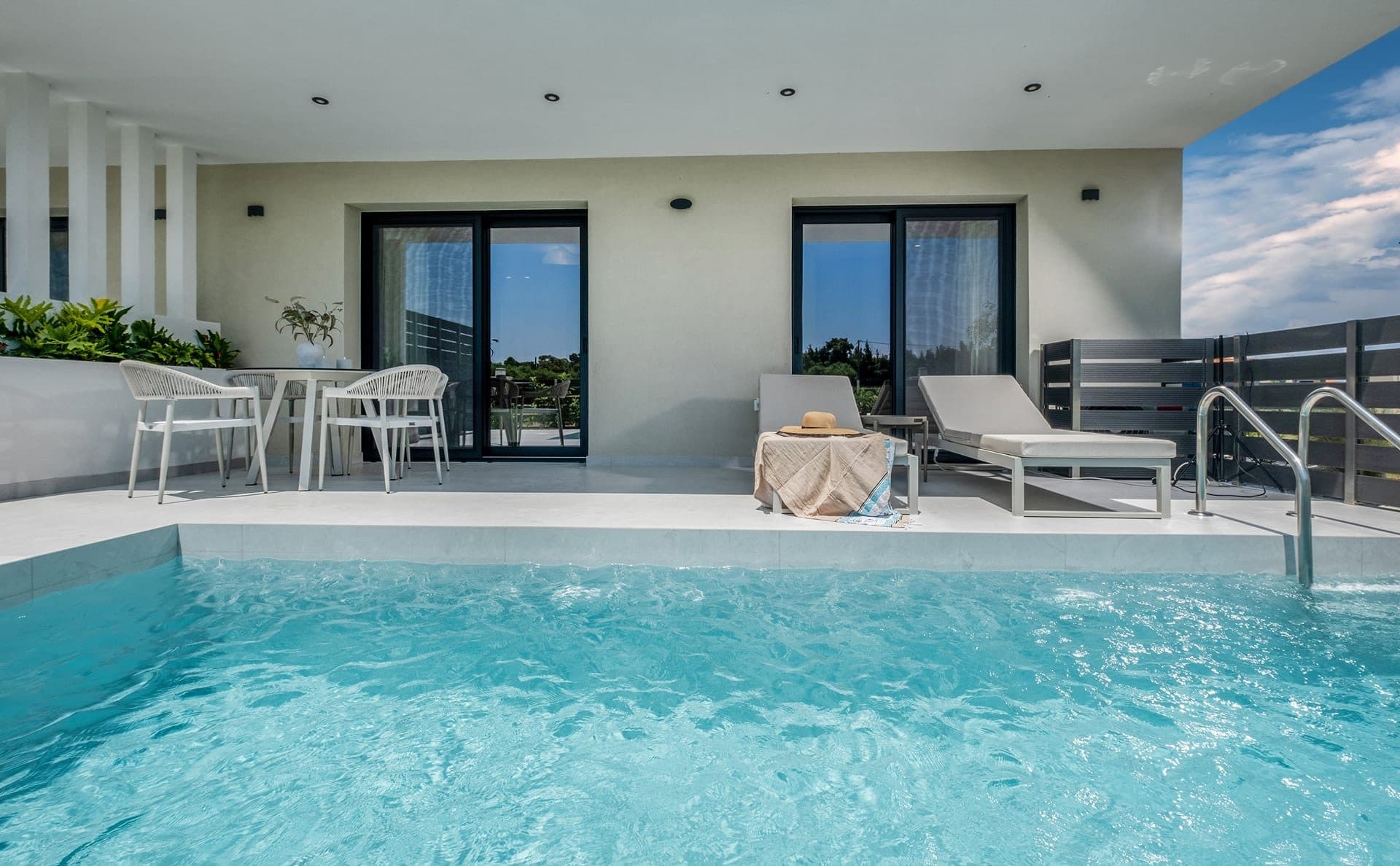 Suite with Private Pool and Partial Sea View - 2