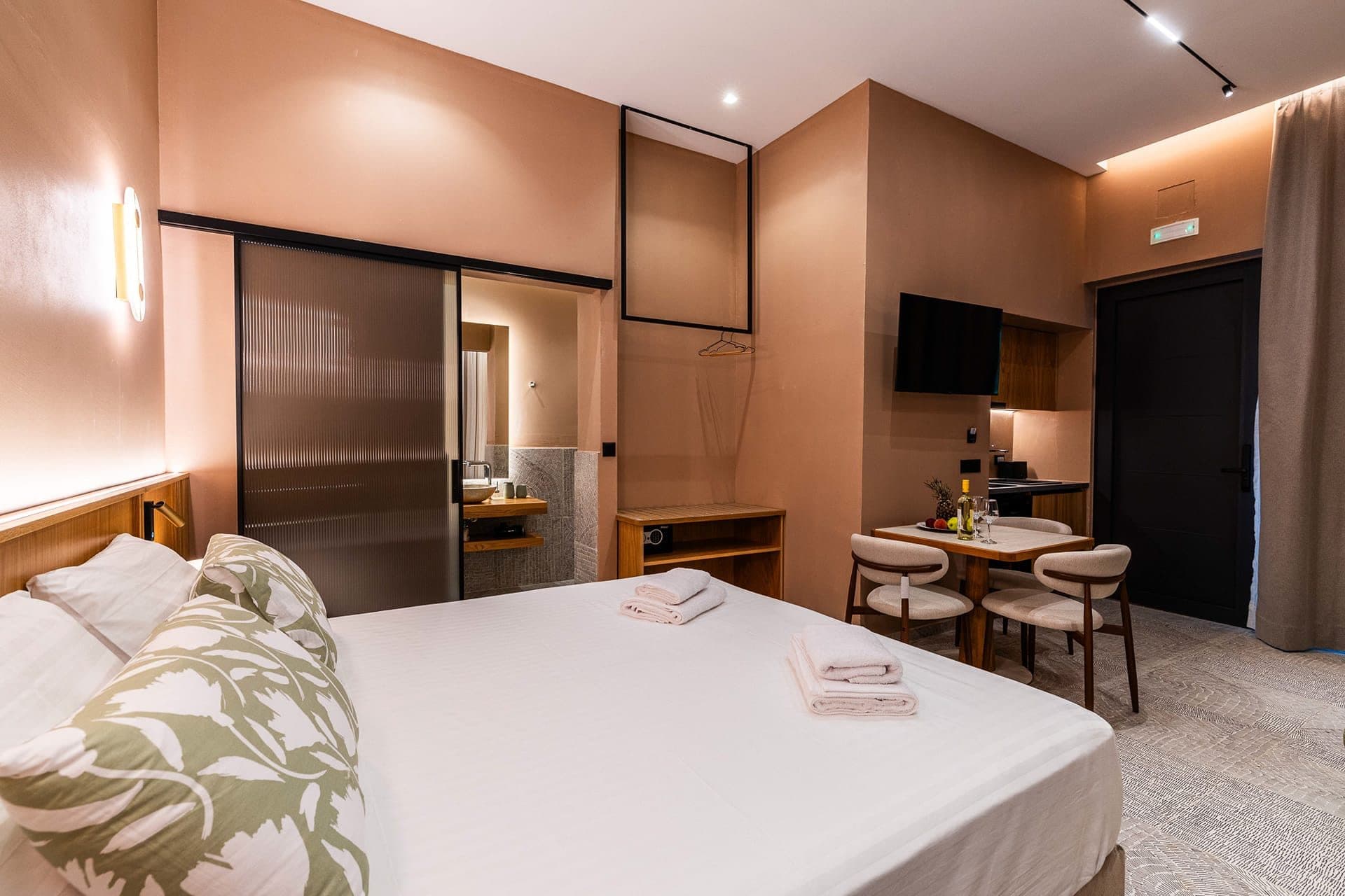 Queen Suite - 2