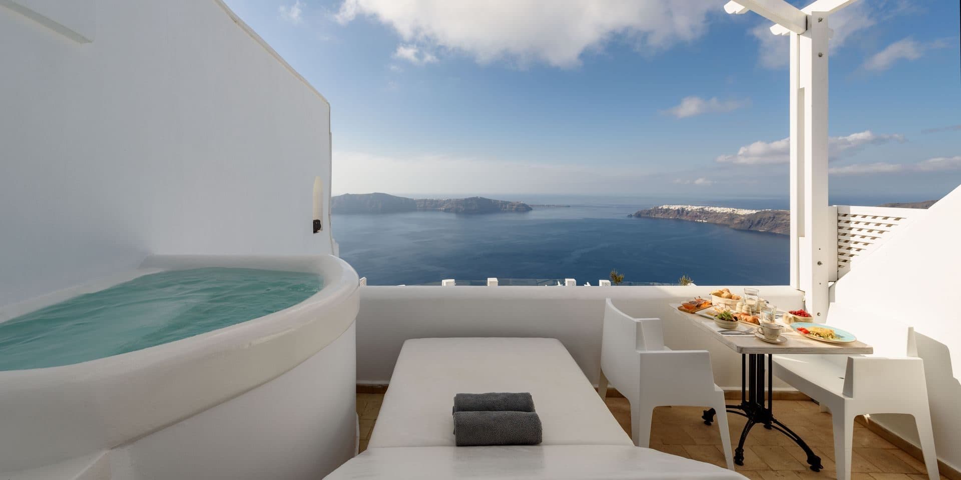Moonlit | Outdoor Jacuzzi Suite