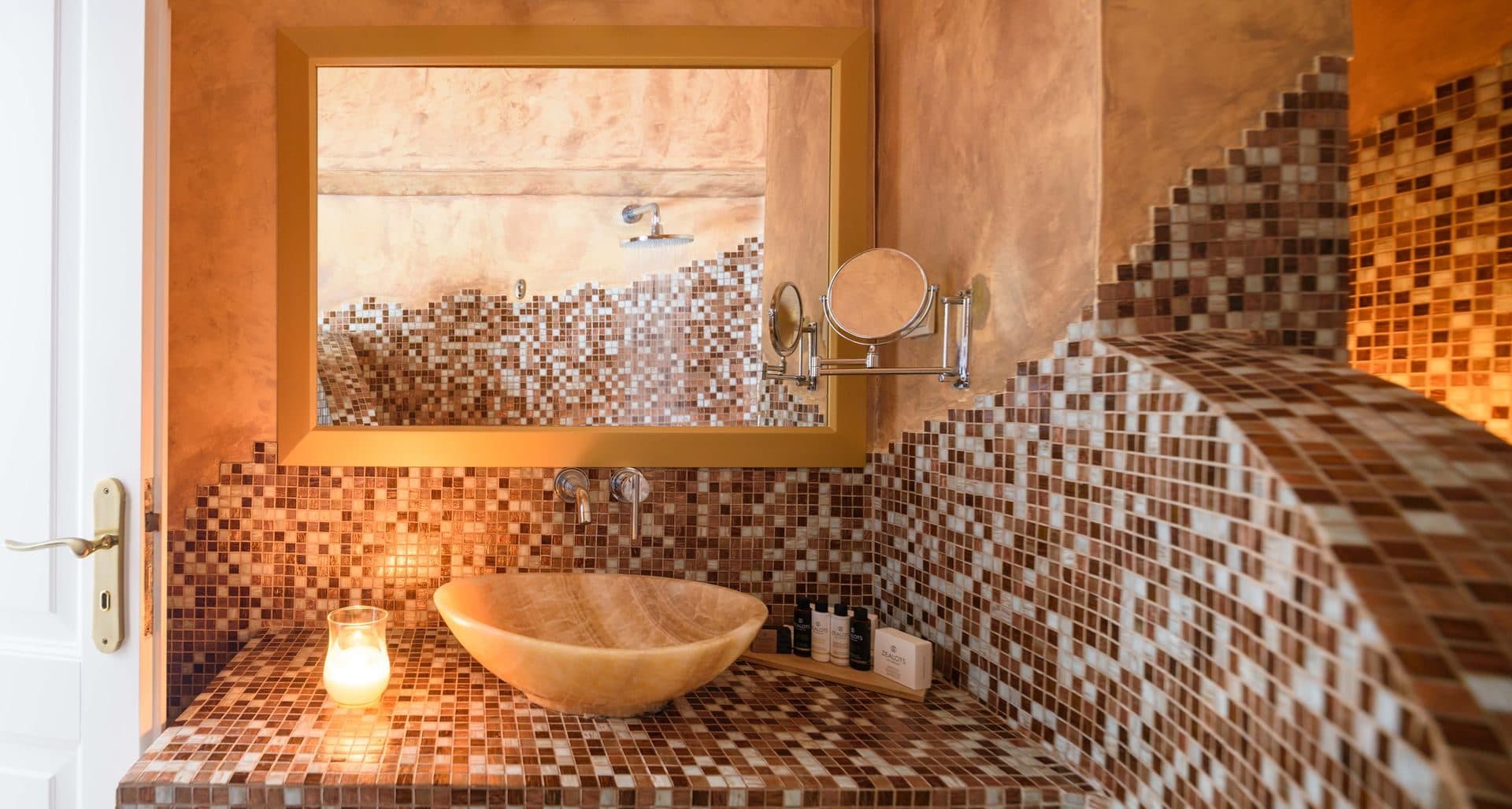 Charm | Outdoor Jacuzzi Suite - 3