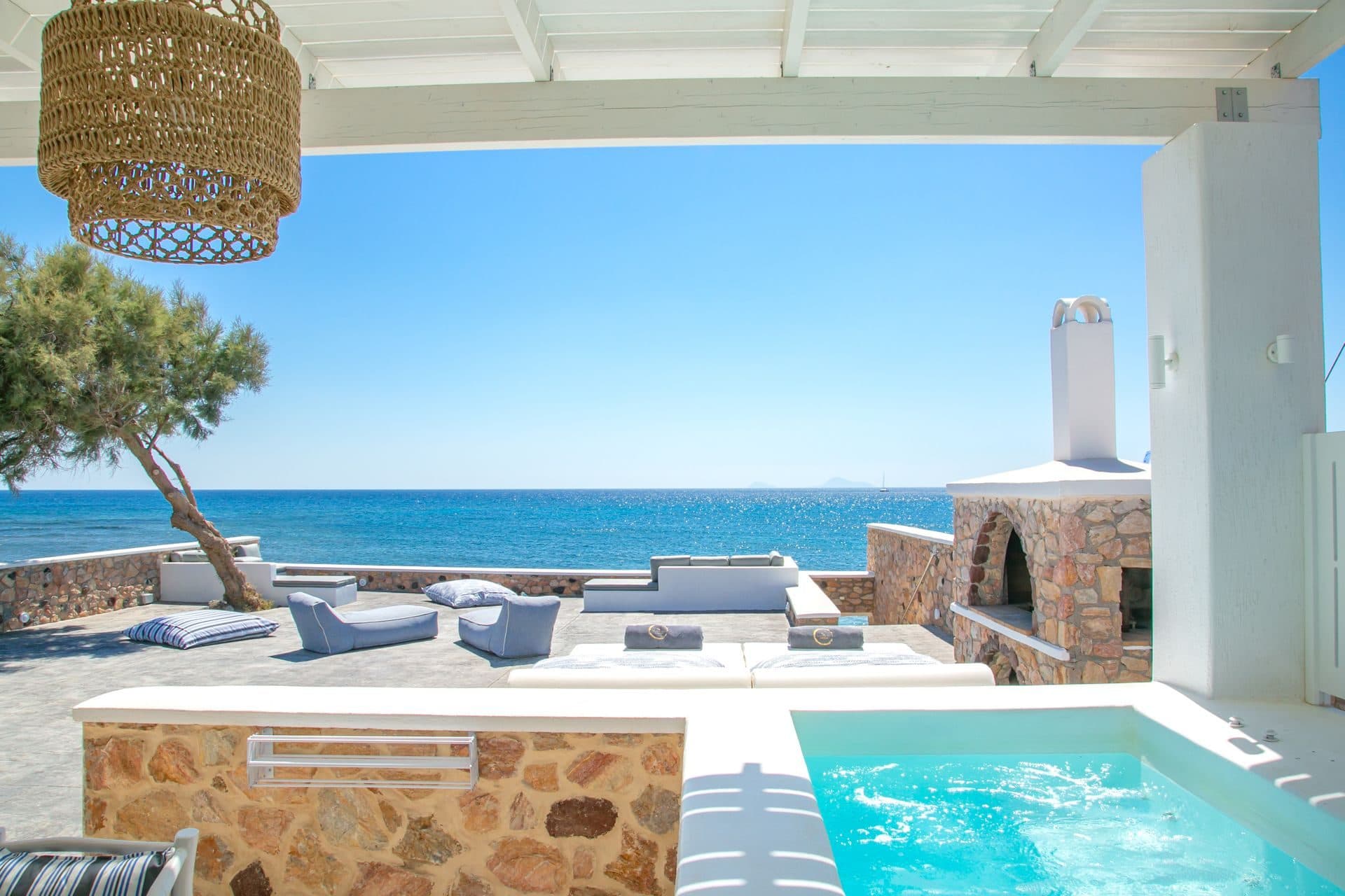 Elegant Suite with outdoor private hot tub & beachfront