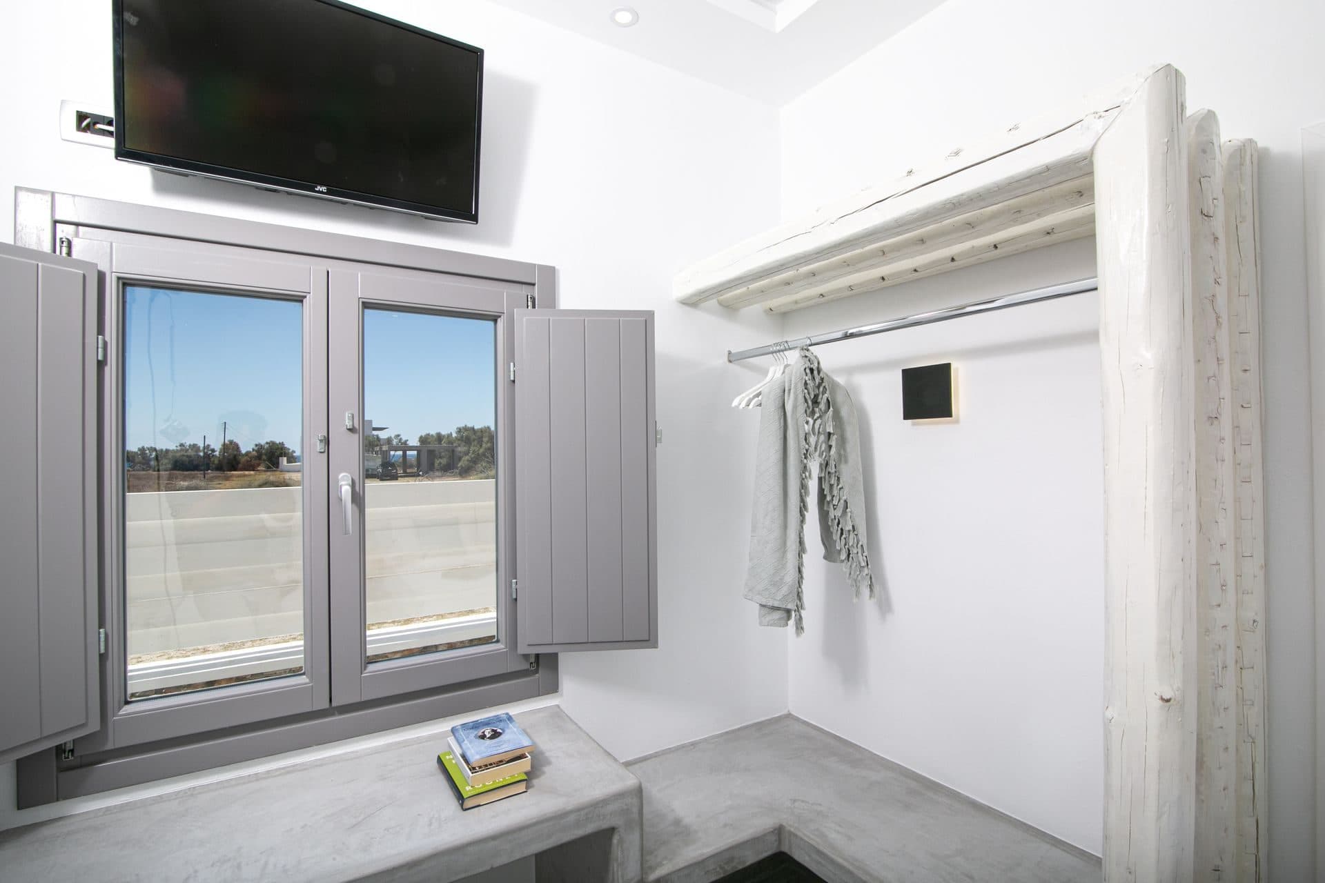 Luxury two-bedroom suite with private hot tub on the beachfront - 4