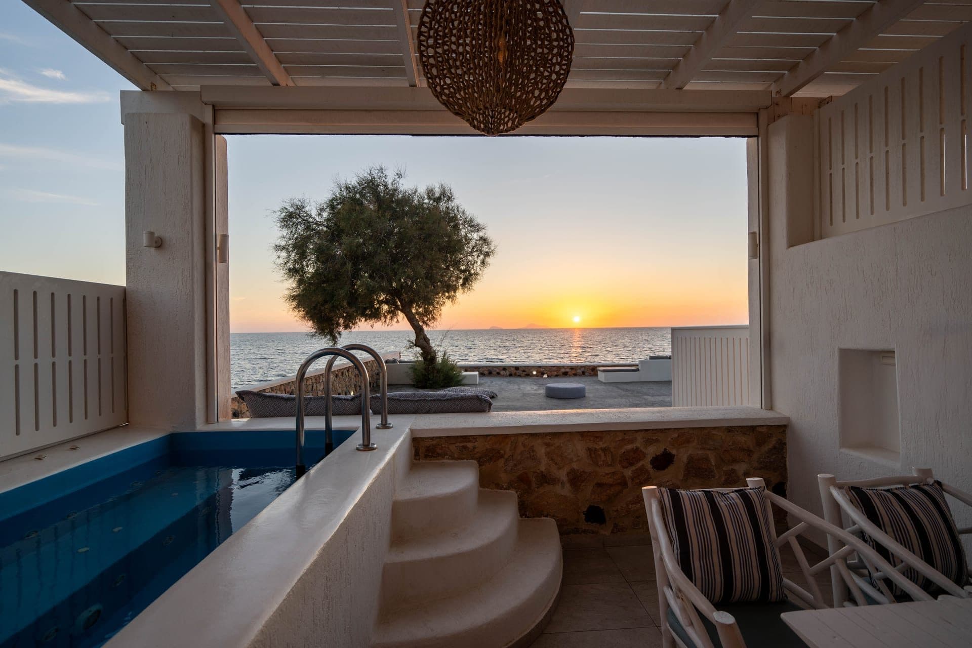 Luxury two-bedroom suite with private hot tub on the beachfront - 2