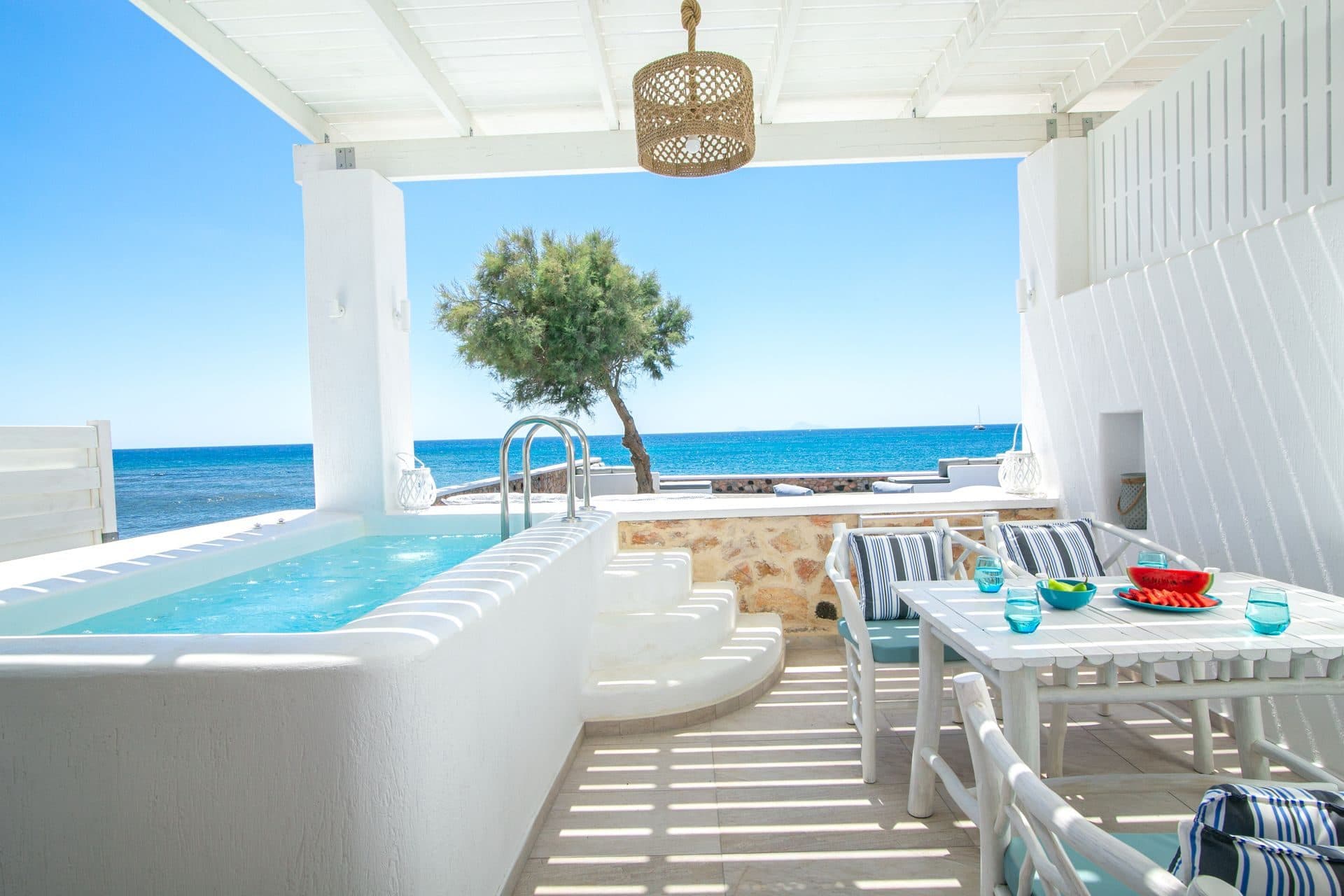 Luxury two-bedroom suite with private hot tub on the beachfront - 3