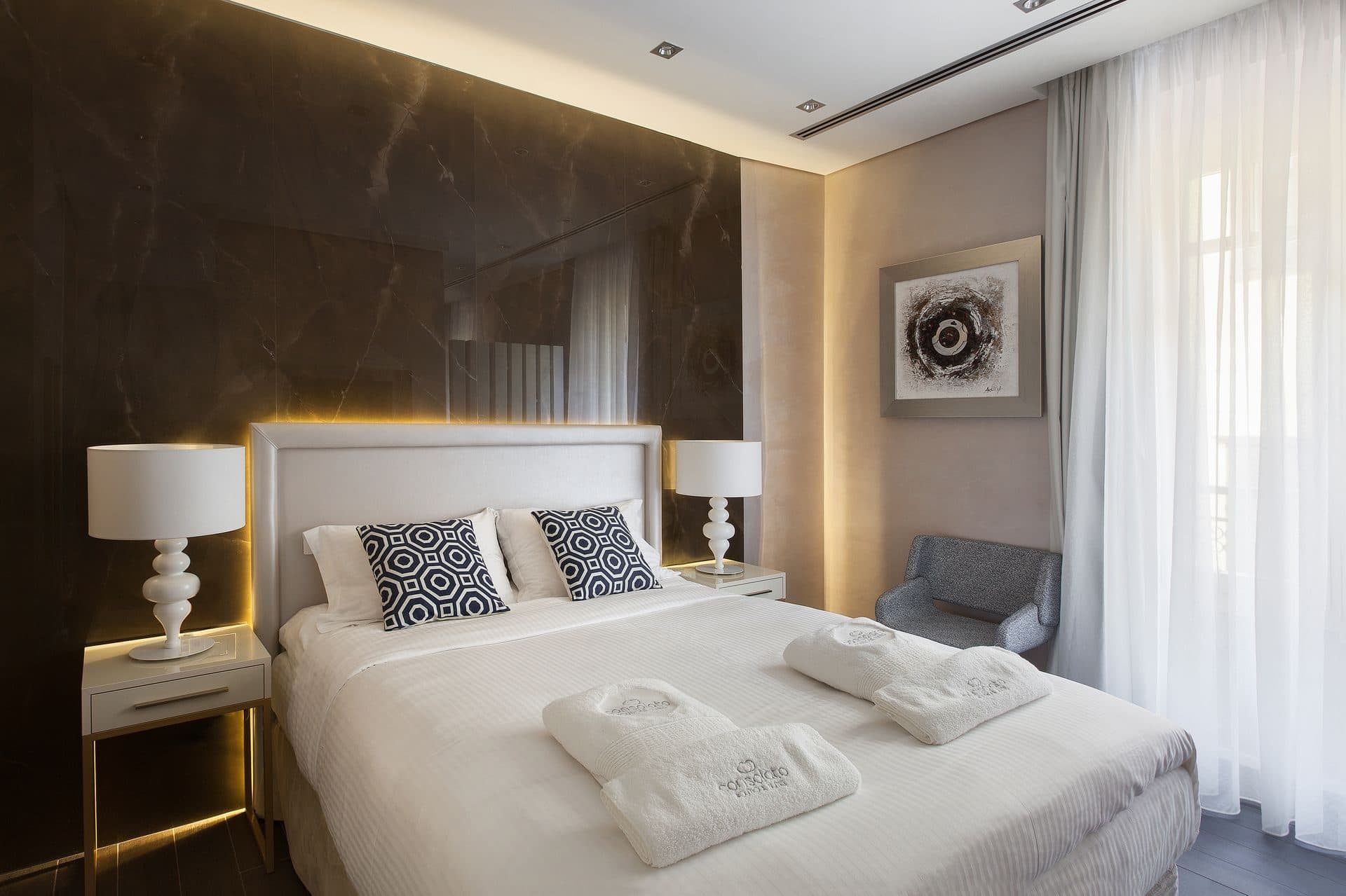 Two-bedroom two-bathroom Suite with Old Town View and Balcony