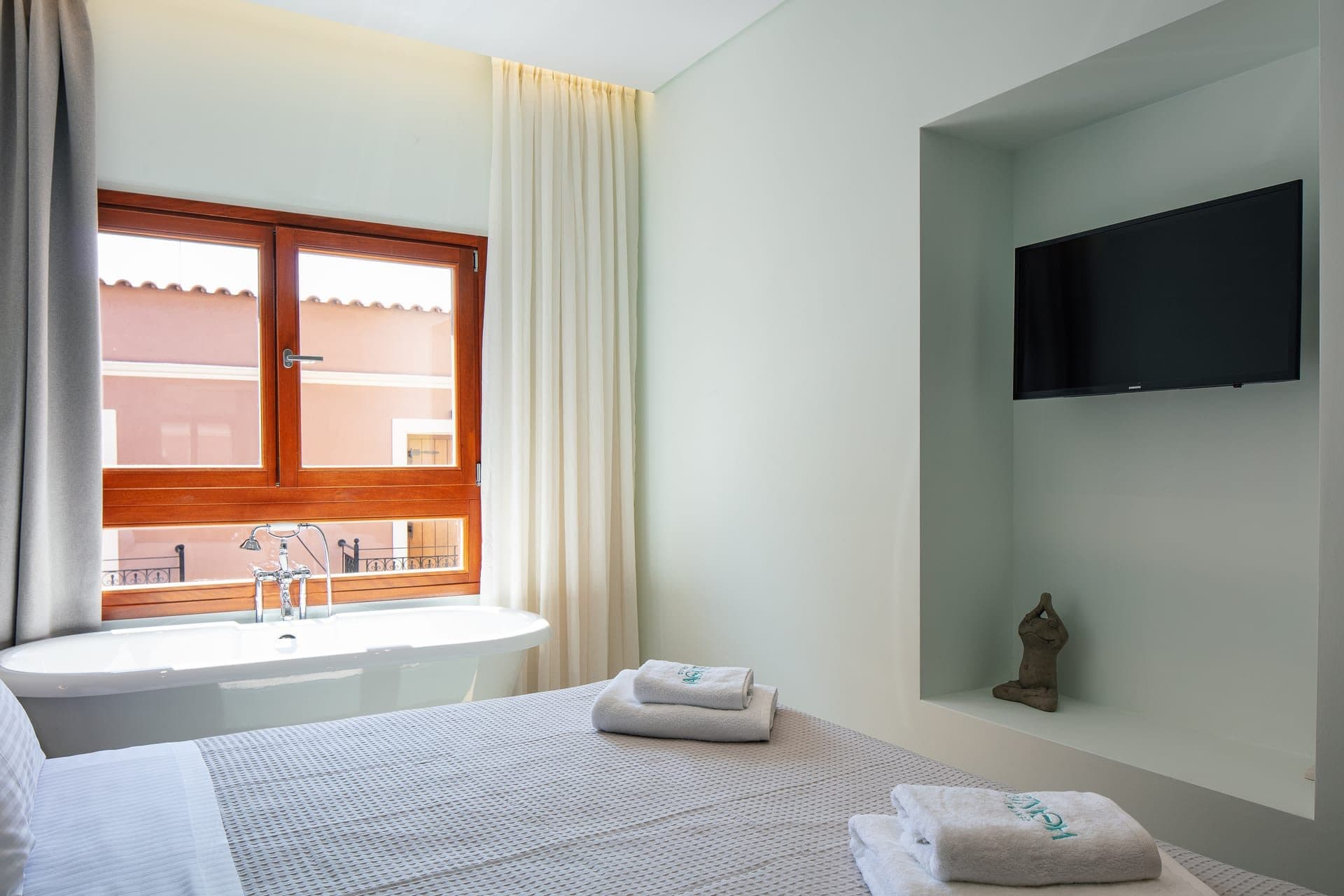 Premium Studio with Old Town View & Open-Plan Bathtub - 4