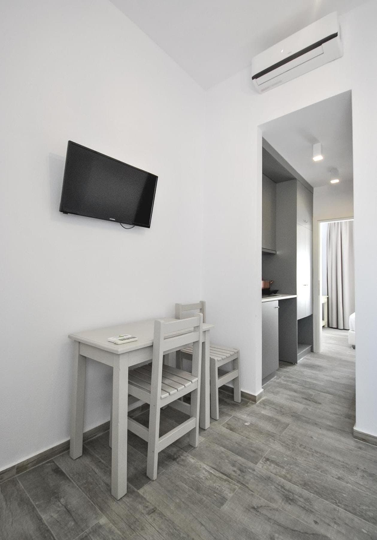 Deluxe Ground Floor Apartment - 4