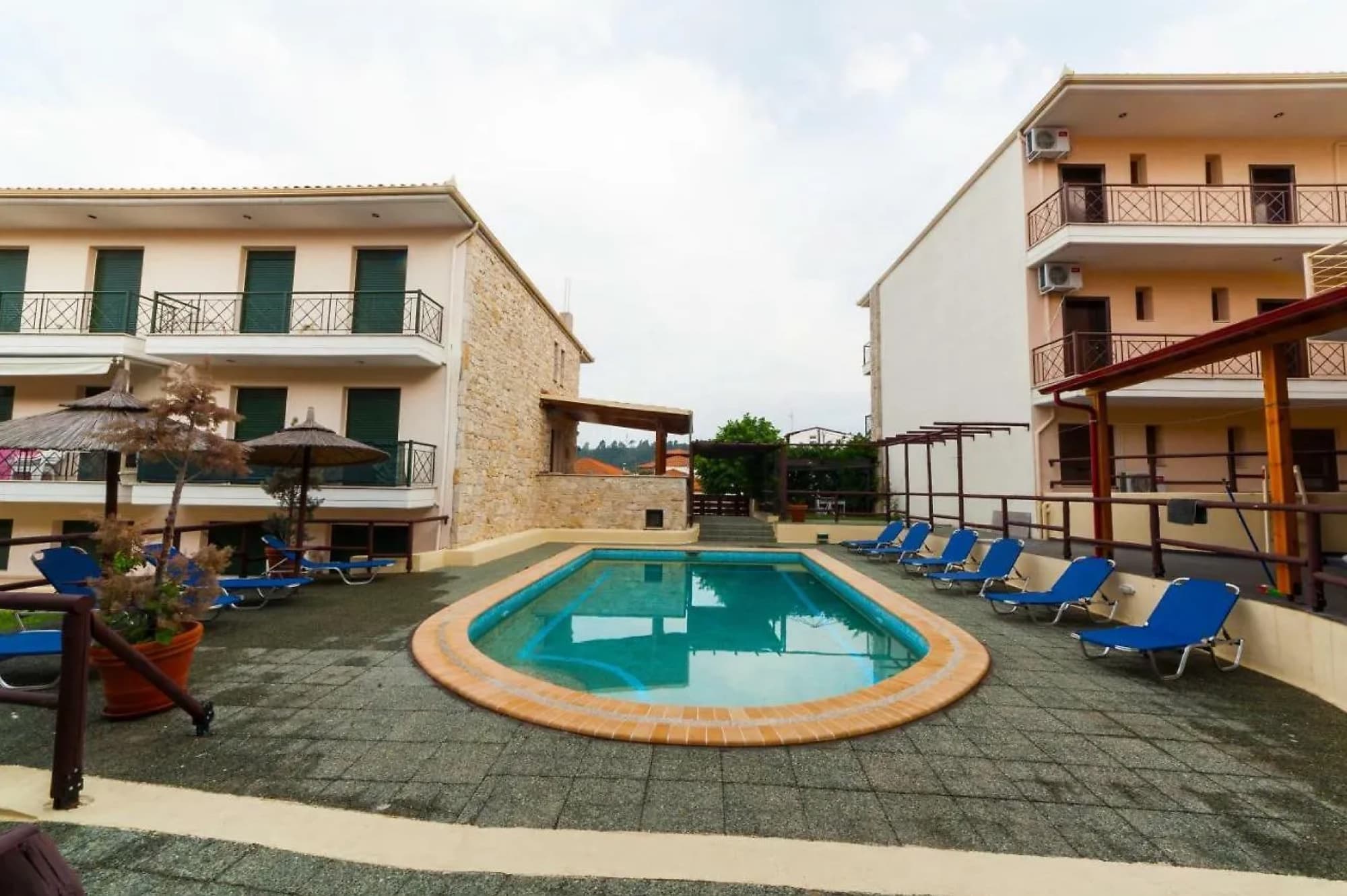 1,050 m² Apartment Complex for Sale in Kriopighi, Halkidiki
