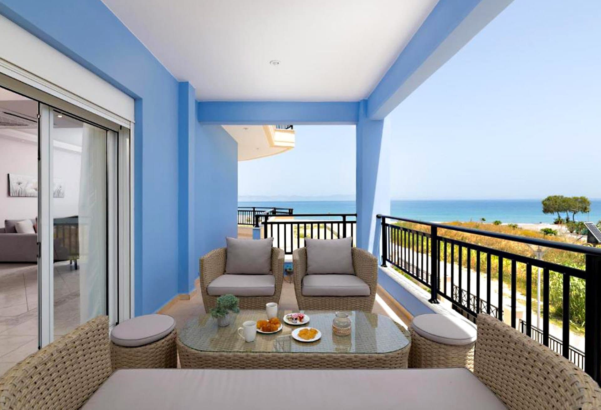White & Blue Luxury Suite - 5