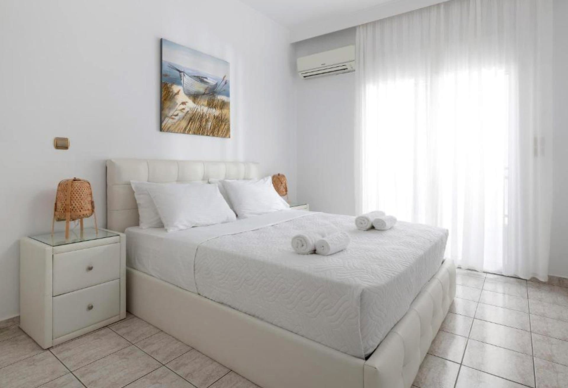 White & Blue Luxury Suite - 4