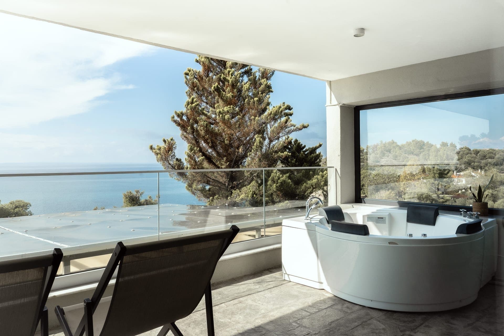 Deluxe Suite with Sea View and Jacuzzi