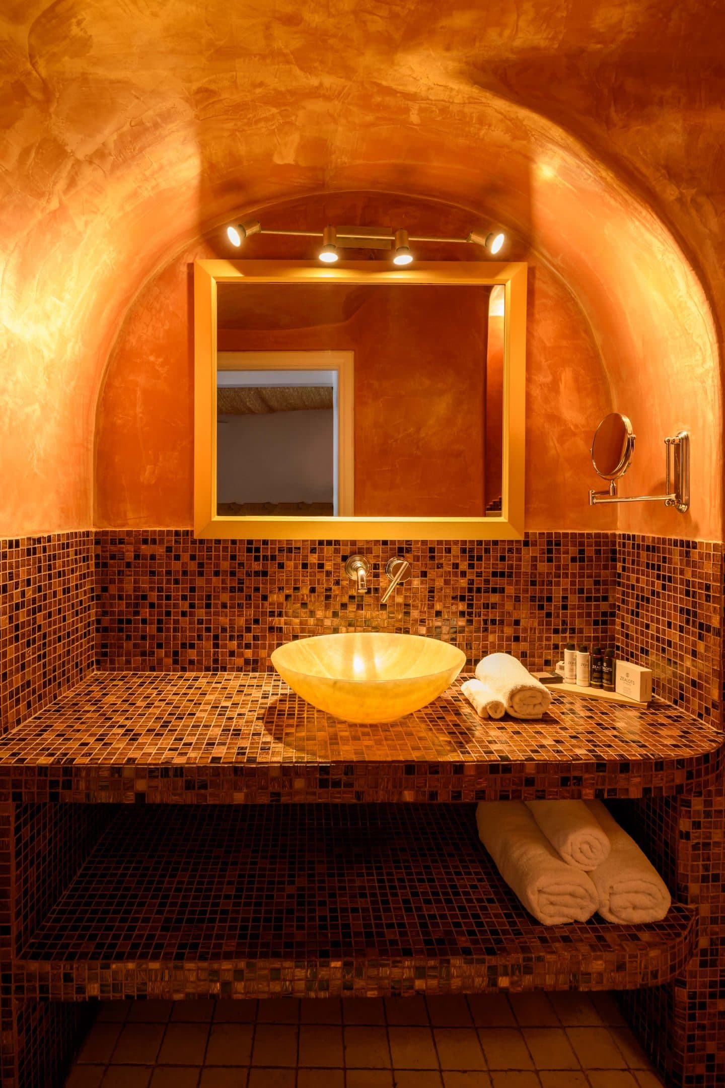 Golden Echo | Outdoor & Indoor Jacuzzi Suite - 5