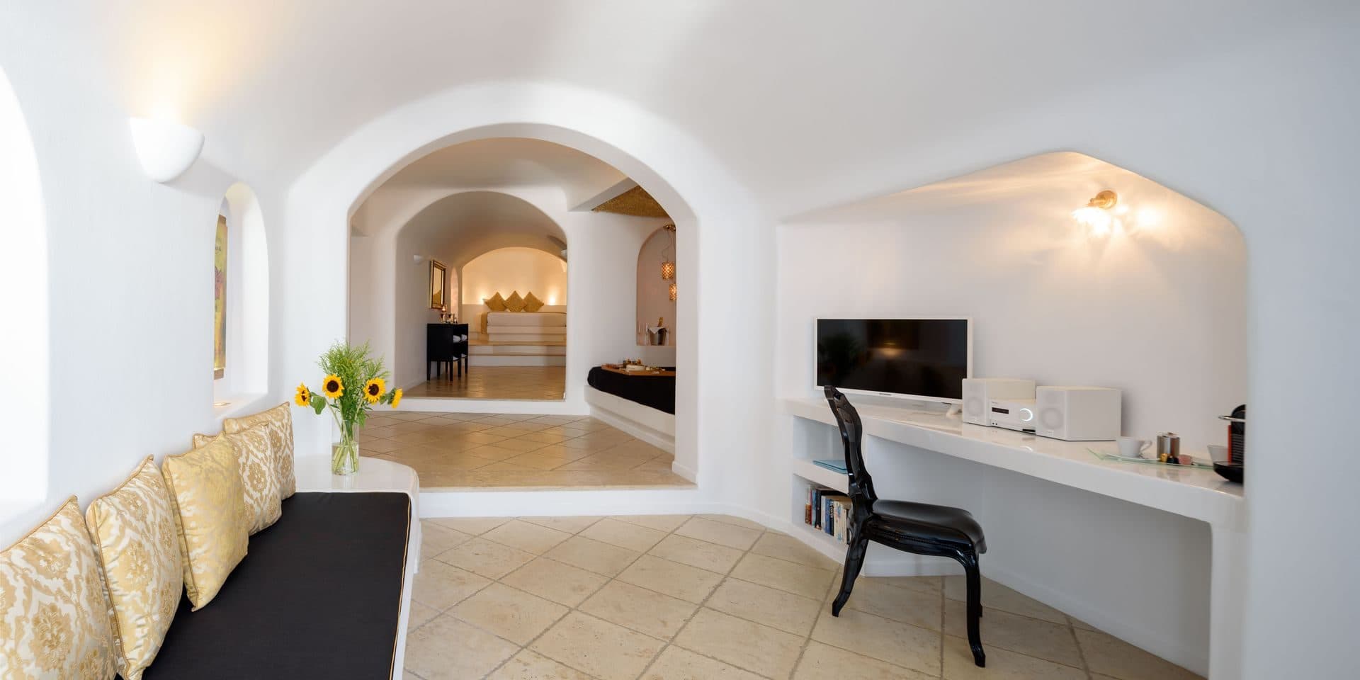 Golden Echo | Outdoor & Indoor Jacuzzi Suite - 4