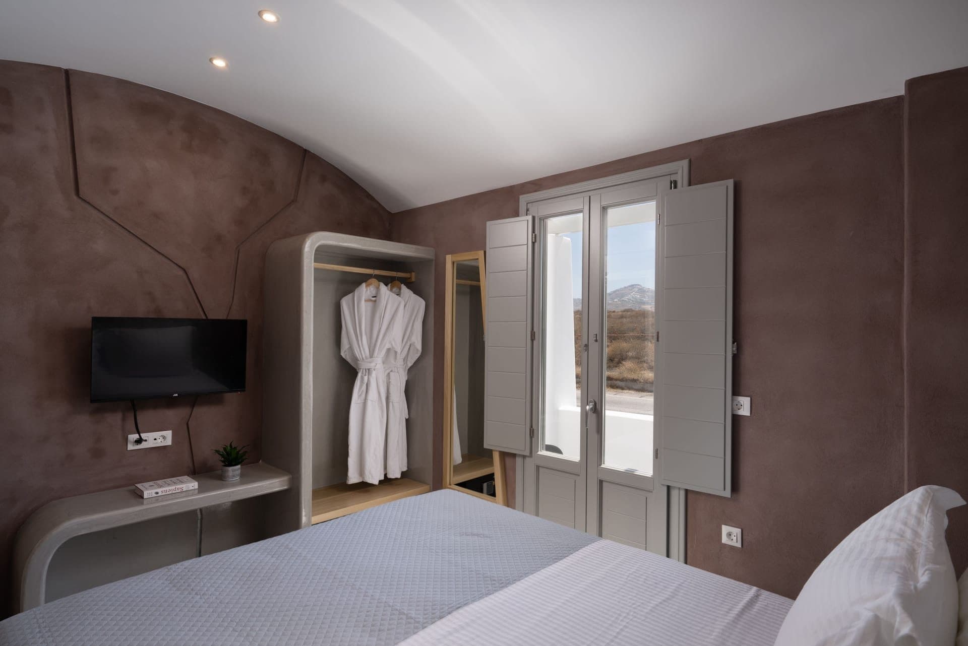 Black Diamond Suite with Hot Tub - 2