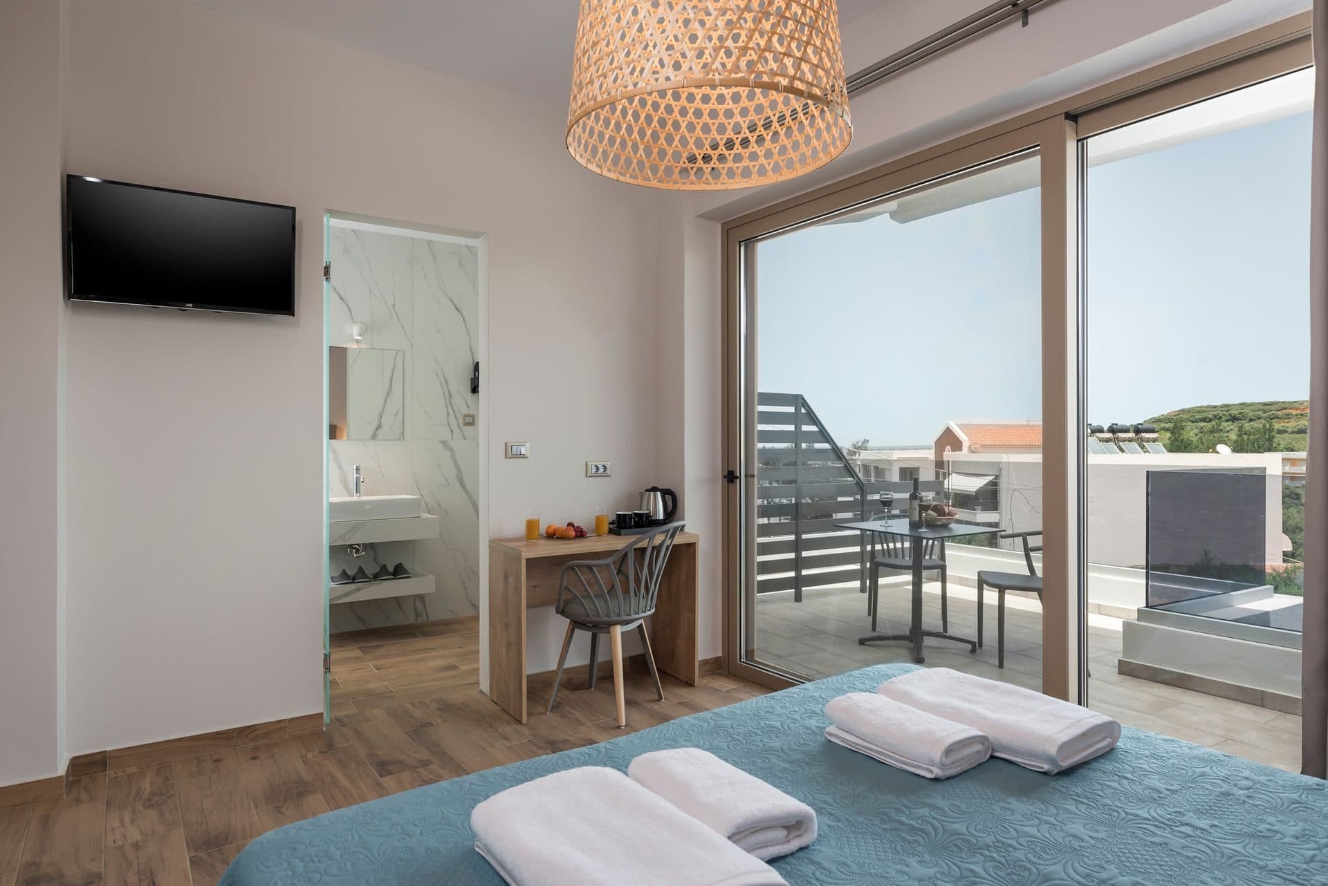 Luxury Double Room - Shared Kitchen - Side Sea View