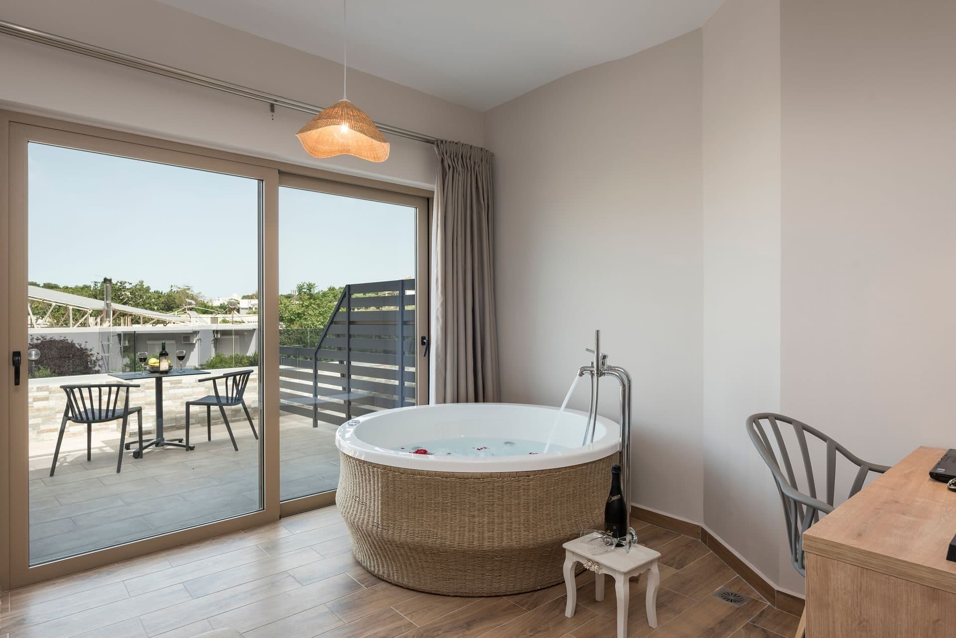 Luxury Room with Jacuzzi - Shared Kitchen - Sea View - 4