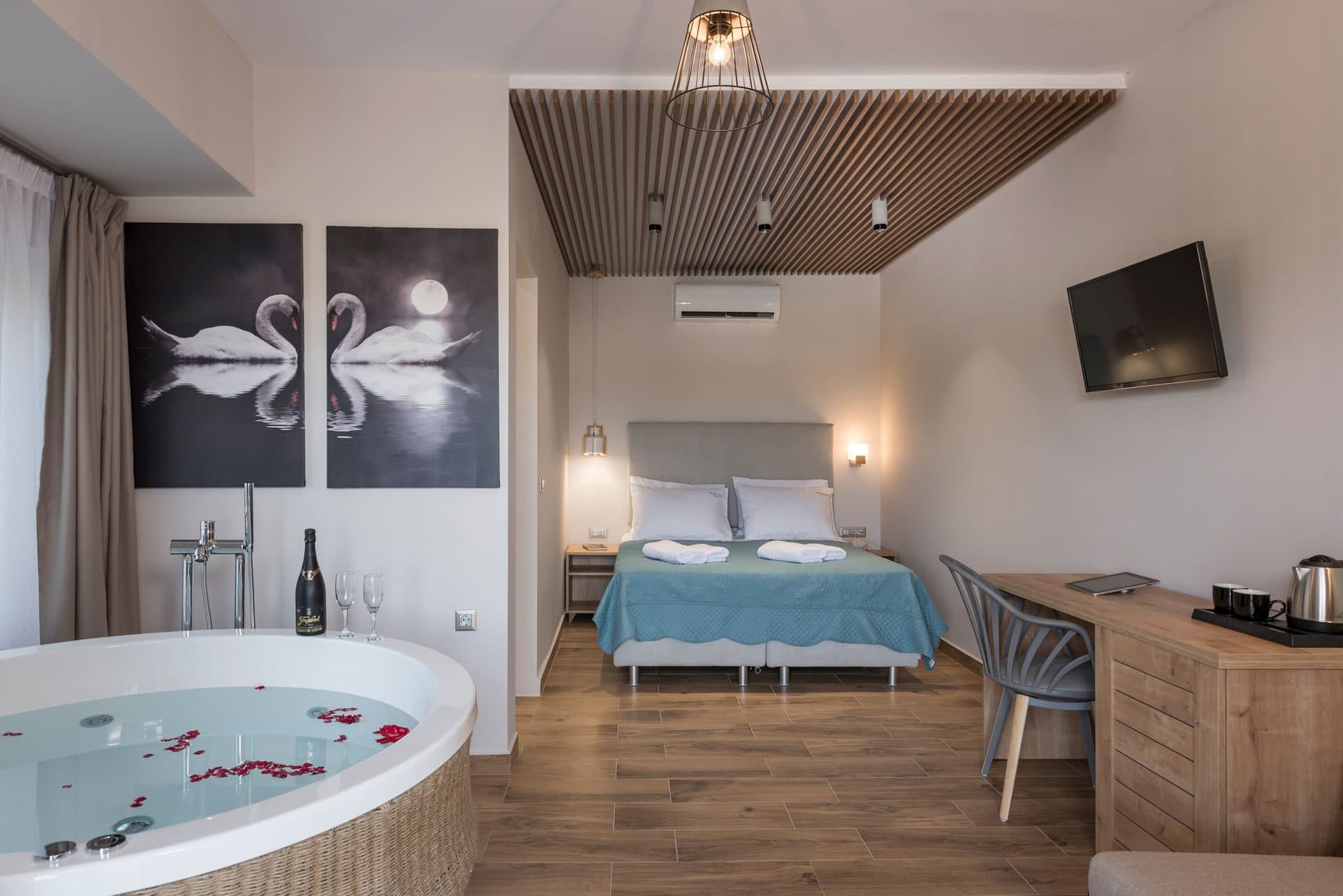 Luxury Room with Jacuzzi - Shared Kitchen - Sea View