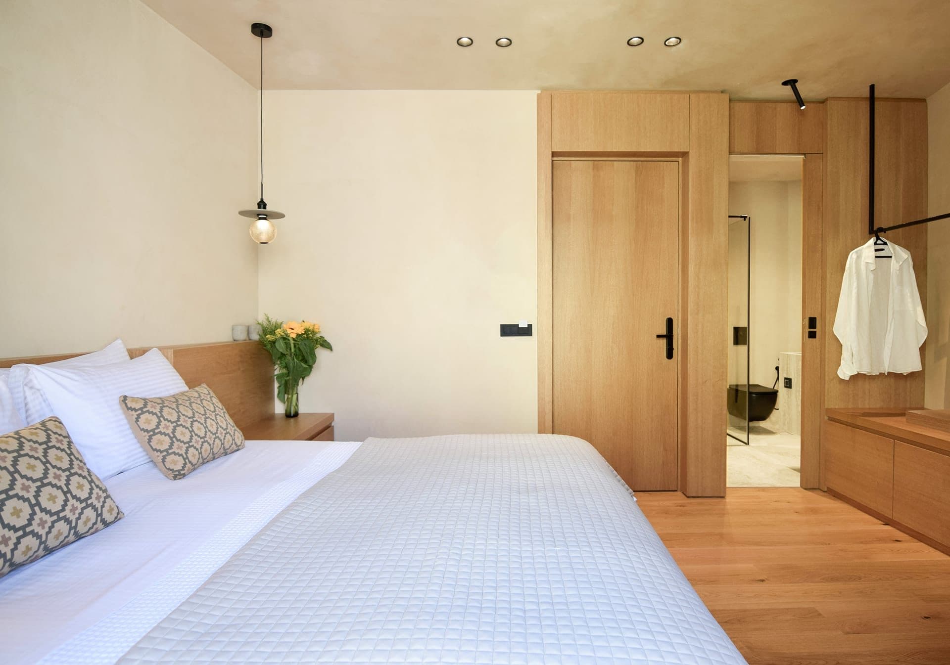 Cozy Suite with Old Town View and Balcony - 2