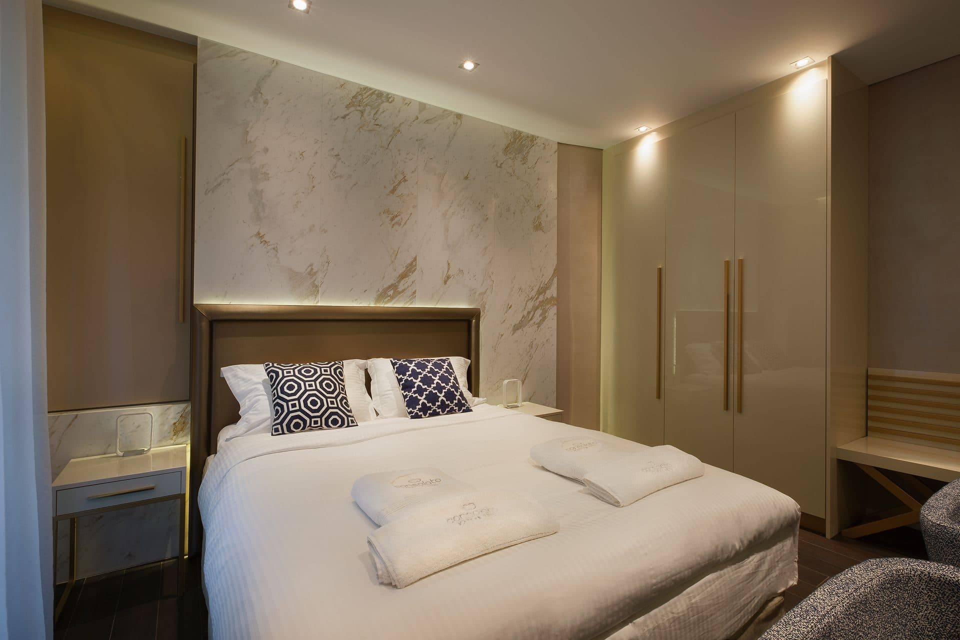 Two-bedroom two-bathroom Suite with Old Town View and Balcony - 3