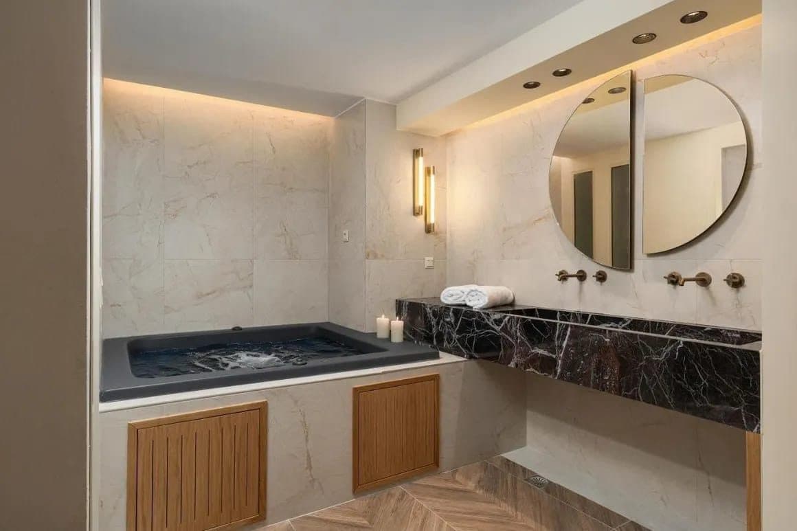 104 - Deluxe Suite with Spa and Pool View (2nd Floor) - 2
