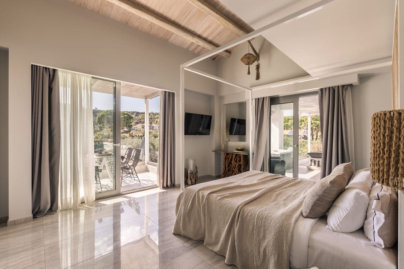2-Level Suite | Outdoor Jacuzzi - 3