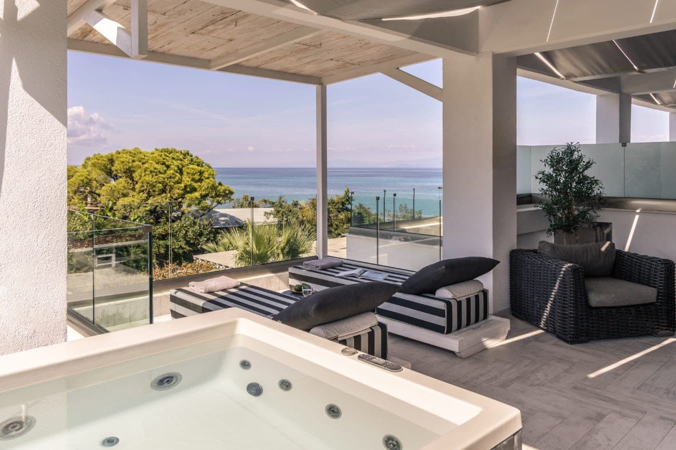 2-Level Suite | Outdoor Jacuzzi