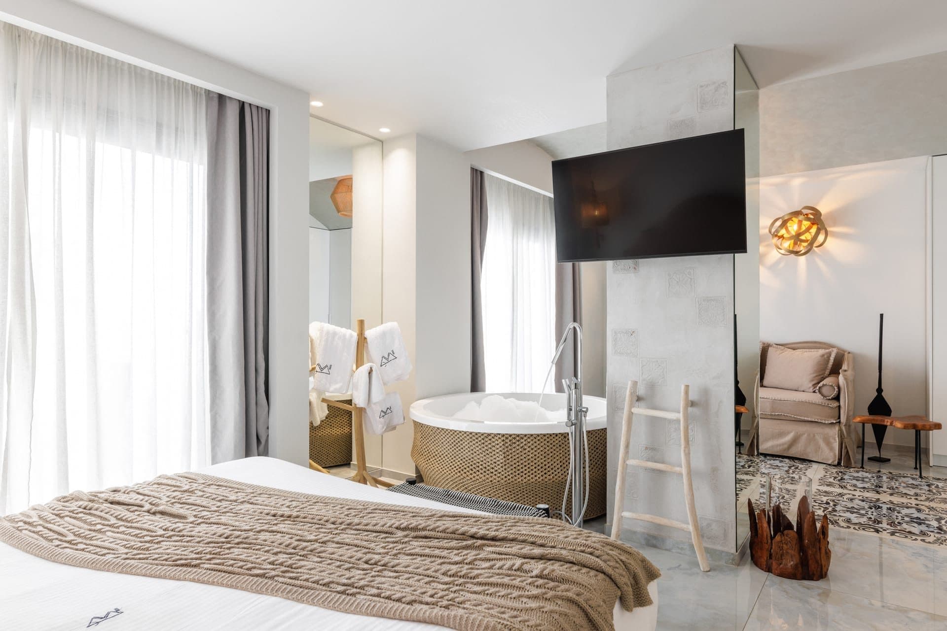 Deluxe Suite Sea View | Indoor Jacuzzi - 3