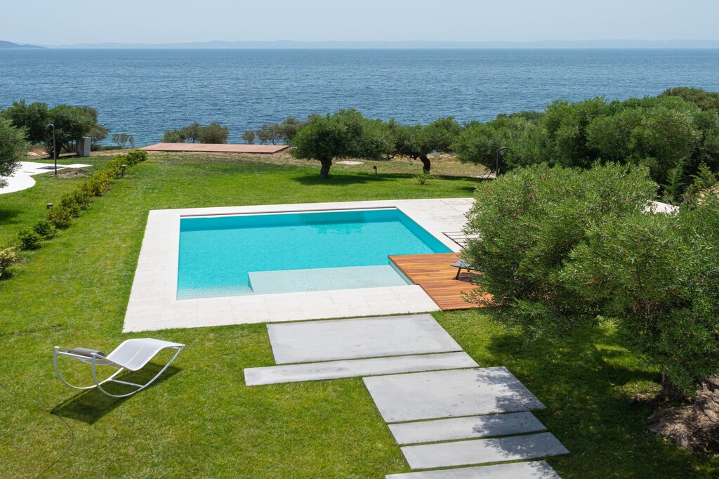LURIAHOMES_POOL_A